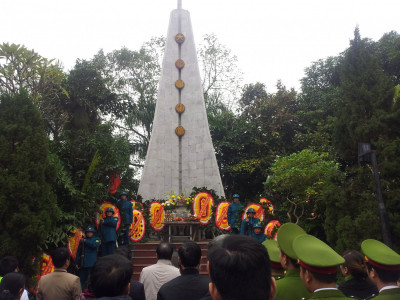 Viếng nghĩa trang liệt sĩ tại địa phương.