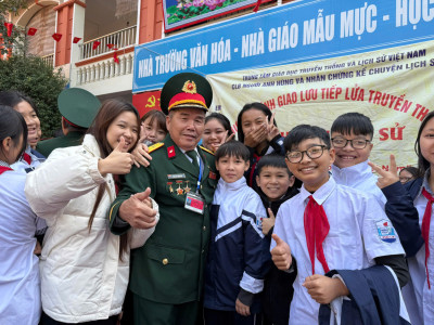 NGƯỜI TRUYỀN LỬA KỂ CHUYỆN LỊCH SỬ