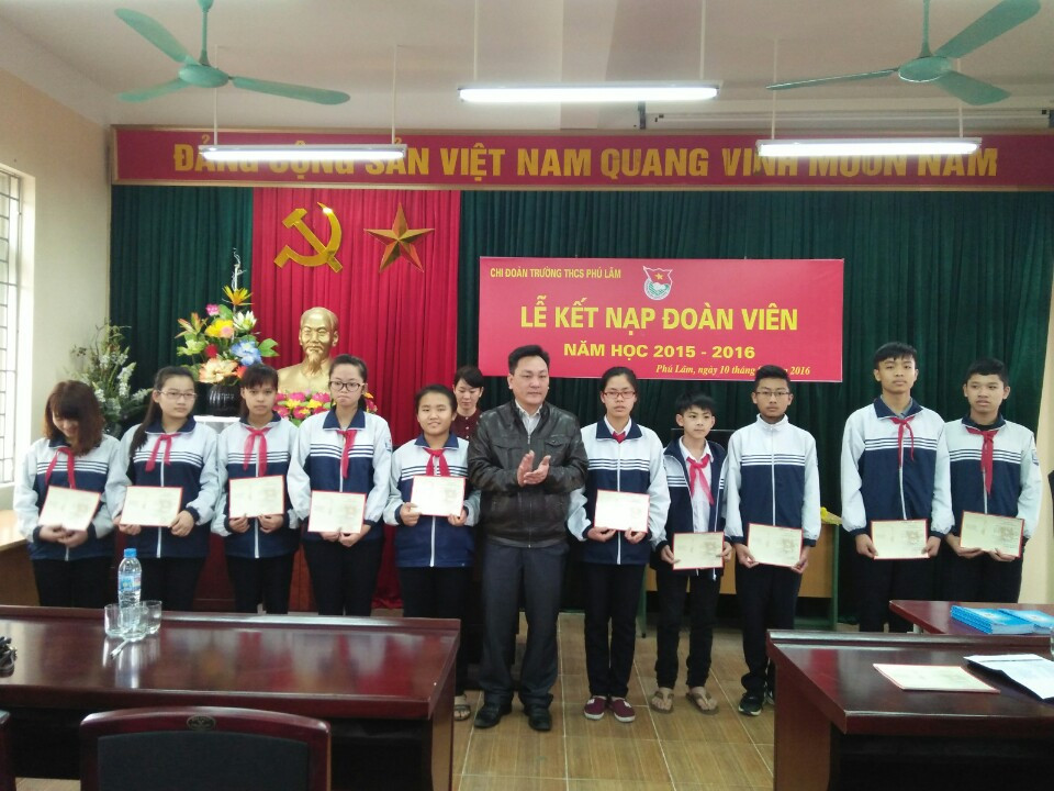 Thầy Phó Hiệu trưởng trao thẻ Đoàn viên cho các em học sinh được kết nạp Đoàn đợt 26.3.2016