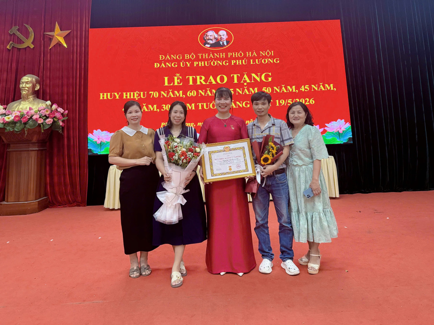 TRANG TRỌNG LỄ TRAO TẶNG HUY HIỆU 30 NĂM TUỔI ĐẢNG CHO CÔ GIÁO NGUYỄN THỊ TỐ QUYÊN